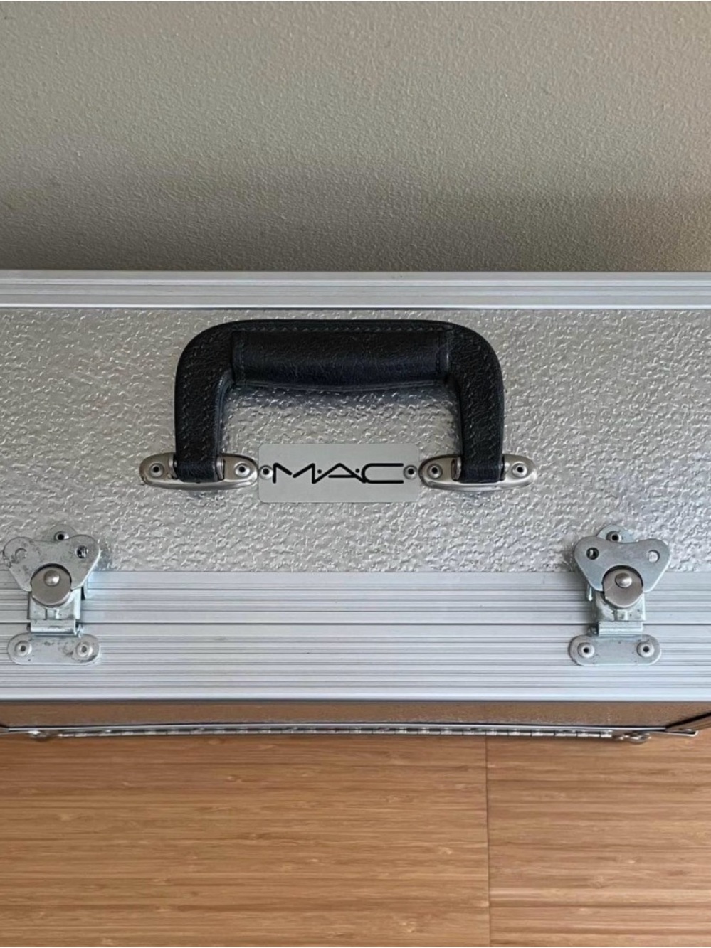 VINTAGE RARE MAC Silver Metallic Makeup Train Case - Picture 2 of 4